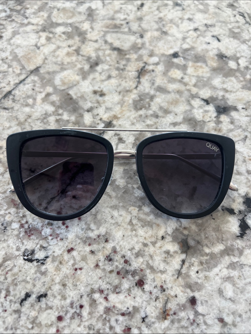 Quay sunglasses black with silver frames